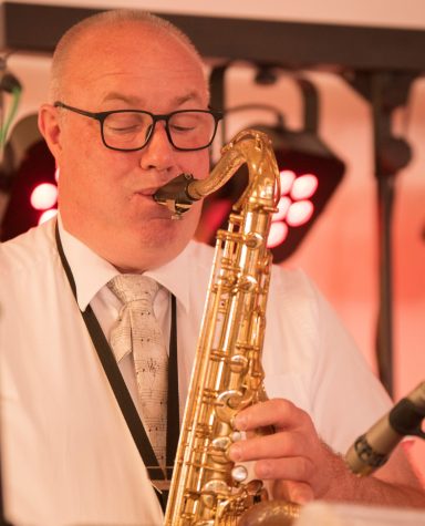 DIRK (Otsche): Saxophon, Trompete, Flügelhorn, Gesang und immer einen Spruch parat....