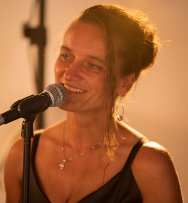 SANDY: Sängerin, Entertainment und immer bereit für einen "Klönschnack"...